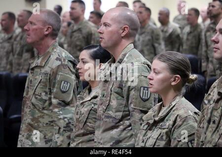 Soldaten rezitieren das Non-Commissioned Officer Glaubensbekenntnis als Teil des 368. Engineer Battalion NCO Induktion Zeremonie im Camp Arifjan, Kuwait, Nov. 29, 2016 statt. Die Zeremonie bestand aus rund 106 Soldaten aus 312 Eng. Co, 389 Eng. Co., 461St Eng. Co, Renaissance-meister Eng. Co., Sitz und Hauptverwaltung Co. und unterstützt Co. von 368 Eng. Bn. Stockfoto