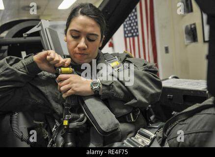 Senior Airman Kelly O'Connor, Standort H, Air Force Public Affairs Agentur Sendung Journalist, Riemen selbst im Cockpit eines simulierten F-16 Fighting Falcon bei der Durchführung von Not Flugzeug ausstieg Training während der Wachsam Ace 17-1 bei Kunsan Air Base, der Republik Korea, Nov. 30, 2016. Um vorbereitet zu sein, die Mission für Führung, öffentliche Angelegenheiten muss durch Ausbildung eine Bereicherung für die zugewiesenen Teams Sie dokumentieren zu können klicken Sie auf Dokument. Wachsam Ace ist eine jährliche Halbinsel - grosse Einsatzbereitschaft Übung, entworfen, um die Interoperabilität der US Air Force und R zu verbessern Stockfoto