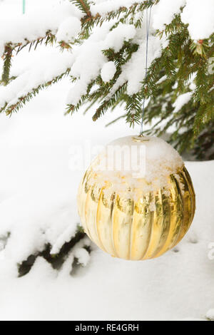 Weihnachten Spielzeug hängt am Baum im Winter Stockfoto