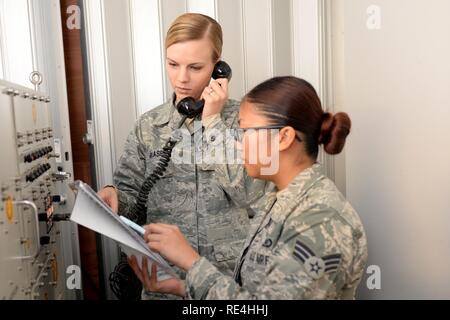 Von links Staff Sgt. Caitlin Gillaspie und Senior Airman Erika Santos, 5 Bombe Befehl Flügel post Notfallmaßnahmen, die Offiziere, verwenden Sie ein Secure Radio am Minot Air Force Base, N.D., Nov. 16, 2016. Die Minot Post-Befehl der Befehl und Kontrolle Link zwischen dem höchsten Führer unserer Nation, wie Präsident, Sekretär für Verteidigung, Air Force Global Strike Command und Führungskräfte unsere Flügel". Stockfoto