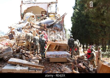 Eine kombinierte-militärischen Rescue Team von Soldaten aus 130 der U.S. Army Engineer Brigade, 8 Theater Sustainment Command und der Volksrepublik China Volksbefreiungsarmee, füllen Sie Ihre letzte Rettung und Wiederherstellung bei der Simulation von einem Gehäuse Struktur durch ein Erdbeben während der U.S.-China Disaster Management Exchange 2016 abgerissen, 17. November, in Kunming, Provinz Yunnan der Volksrepublik China. Die jährlichen United States Army Pacific (USARPAC) Sicherheit Zusammenarbeit Ereignis mit der Volksbefreiungsarmee (PLA) ist eine Möglichkeit, humanitäre Hilfe/Disa zu teilen Stockfoto