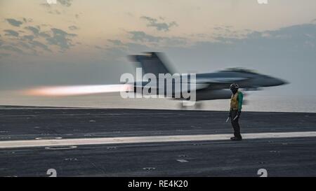 ARABIAN GULF (Nov. 22, 2016) Petty Officer 3rd Class Quinton Carter, von Dallas, steht als Sicherheit Beobachter Katapult auf dem Flugdeck der Flugzeugträger USS Dwight D. Eisenhower (CVN 69) (IKE). Ike und Ihre Carrier strike Group sind zur Unterstützung der Operation inhärenten Lösen, Maritime Security Operations und Theater Sicherheit Zusammenarbeit in den USA 5 Flotte Bereich der Operationen eingesetzt. Stockfoto