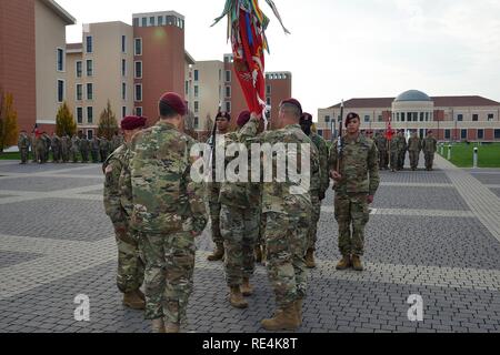 Sgt. 1. Klasse Marquis Walker, Mitte, übergibt die Fahne zu Command Sgt. Maj. Travis C. Crow, rechts, ausgehende Befehl, während eine Änderung der Verantwortung Zeremonie für 54th Brigade Ingenieur Bataillon an Caserma Del Din in Vicenza, Italien, November 23, 2016. Die 173Rd Airborne Brigade in Vicenza, Italien, ist die Armee Contingency Response Force in Europa, und ist in der Lage, Kräfte projizieren die vollständige Palette von militärischen Operationen über den Vereinigten Staat in Europa, Zentral- und Südafrika Befehle Verantwortungsbereiche zu führen. Stockfoto