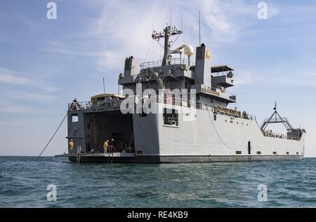 Soldaten, die in den 511 . Ingenieur Dive Loslösung von Fort Eustis, Virginia, pflegen die Nabelschnur Kabel, Sauerstoff an die Taucher unter der Oberfläche des Arabischen Golfs, vor der Küste von Kuwait Marinestützpunkt, während sie Diver Training November 18, 2016. Die Einheit ausgeführt werden verschiedene Tauchtechniken und zertifizierte tauchen Aufsichtsbehörden in Not Protokoll während der gesamten Übung, Betrieb Deep Blue, steigert die Bereitschaft des Teams und die Fähigkeit der US-Army Central Missionen zu unterstützen. Stockfoto