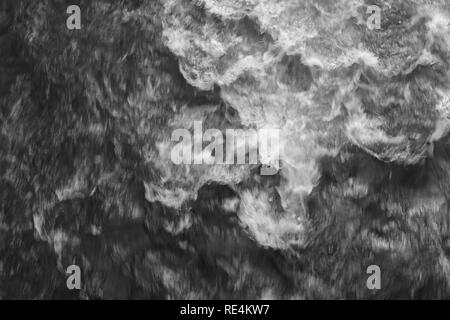 Wildwasser Runnings Schnelle ofer Felsen Stockfoto