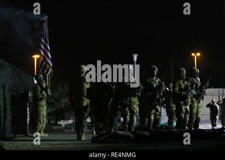 Soldaten aus der zweite Ingenieur Bataillon begrüssen die brennende Einheit Farben bei einer Verbrennung der Farben Zeremonie an Kuwait Naval Base, Nov. 28, 2016. Das Bataillon brennt seine Farben jedes Jahr der Schlacht von Kunu-Ri an November 30, 1950, wo das Bataillon Commander hatte die Flagge verbrannt, da die chinesische Armee der USA und UNO-Truppen auf der Koreanischen Halbinsel umgeben zu erinnern. Stockfoto