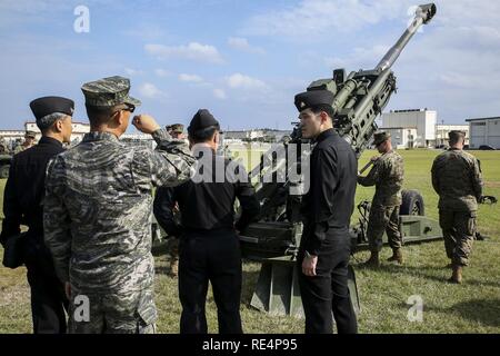 Us-Marines mit 2Nd Battalion, 5th Marine Regiment, 31 Marine Expeditionary Unit, demonstrieren, wie ein M777A2 lightweight 155 mm Haubitze auf Camp Hansen, Okinawa, Japan, Nov. 30, 2016 Feuer. Das Publikum bestand aus Repulic von Korea Marinesoldaten und Matrosen. 31 MEU Marines weiterhin in Veranstaltungen mit ihren ROK Gegenstücke Interoperabilität und Partnerschaften zu stärken. Stockfoto