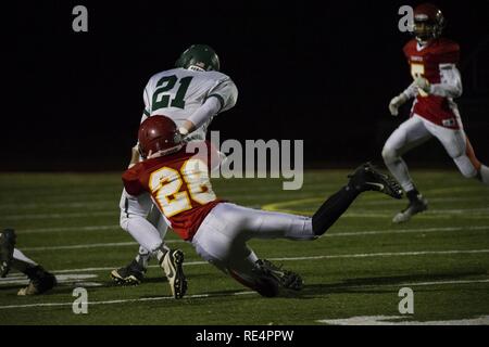 Ein Mitglied der Quantico High School Football Team versucht, einen gegnerischen Spieler während der Virginia Abteilung 3 Meisterschaftspiel bei Butler Stadion anzupacken, Marine Corps Base Quantico, Virginia, November 18, 2016. Das Spiel ist gehalten, um Wettbewerb zu fördern und für die Gelegenheit, eine GG-Meisterschaft zu gewinnen. Stockfoto