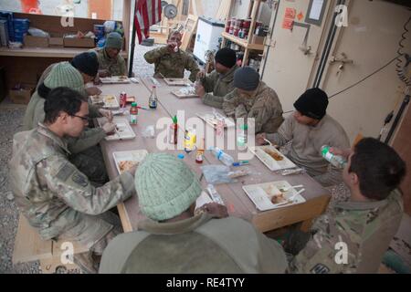 Us-Armee Soldaten in den 1 Platoon, Batterie 3 Bataillon 321 Field Artillery Regiment 18 Field Artillery Brigade zugeordnet sammeln täglich zum Abendessen am Flugplatz Qayyarah West, Irak, Nov. 22, 2016. Eine Koalition von regionalen und internationalen Nationen haben sich zusammengeschlossen, um die irakischen Sicherheitskräfte der Islamischen Staat im Irak und der Levante, die Wiederherstellung der irakischen Grenzen und Re-take verloren Gelände damit Wiederherstellung von Stabilität und Sicherheit in der Region. Stockfoto