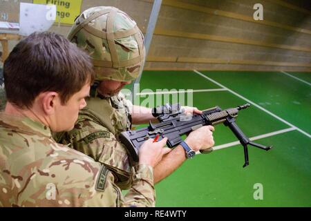 Die Royal Air Force Mitglied des Gemeinsamen Europäischen Training Team überprüft, ob die Kammer eines L 85 A2 Gewehr an der Schulung Support Center Benelux 25 ist leer-Meter Reichweite im Innenbereich, auf chièvres Air Base, Belgien, November 30, 2016. Die britischen Truppen unter Aufsicht der britischen Joint European Training Team ausgebildet. Stockfoto