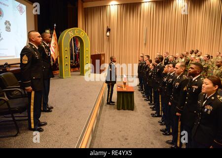 Us-Armee, Command Sgt. Maj. Joe C. Birkhead IV, 39th Signal Battalion und Sgt. Maj. gustava Gurolla, öffentliche Gesundheit Befehl Europa und die achtzehn, U.S. Army Garrison Benelux, Soldaten, die frisch in die Nicht Offizier (NCO) Korps, die NCO creed während der US-Armee Garnison Benelux nicht Offizier (NCO) Induktion Zeremonie durch 39th Signal Battalion im Obersten Hauptquartier der Alliierten Mächte in Europa (SHAPE) Hauptgebäude Auditorium, Mons, Belgien, November 18, 2016 gehostete rezitieren eingesetzt. Stockfoto