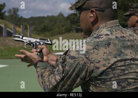 Staff Sgt. Jorge Estrada, ein Lager Sekretärin am 31 Marine Expeditionary Unit, lädt eine M9A1 9-mm-Pistole während Treffsicherheit Training im Camp Hansen, Okinawa, Japan, Oktober 4, 2017. Marines mit dem 31 MEU an jährlichen Trainings Pistole Qualifikation zu verbessern und zur Bekämpfung bereit halten. Wie das Marine Corps' nur kontinuierlich vorwärts - eingesetzt, die 31 MEU luft-Boden-Logistik Team bietet eine flexible Kraft, bereit, eine breite Palette von militärischen Operationen auszuführen, von begrenzt zur Bekämpfung der humanitären Hilfsmaßnahmen, der gesamten Indo-Asia - Pazifik r Stockfoto