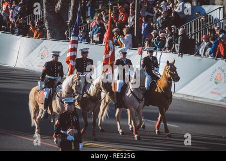 Das Marine Corps montiert Color Guard beteiligt sich an der 130 jährlichen Rose Bowl Parade mit dem United States Marine Corps Westküste zusammengesetzte Band in Pasadena, CA. Am 1. Januar 2019. Die montierte Color Guard ist der einzige Reiter Color Guard in der Marine Corps und ist bei der Marine Corps Logistikstandort, Barstow, Kalifornien stationiert. Stockfoto