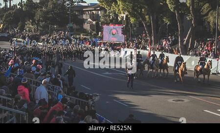 United States Marine Corps Westküste zusammengesetzte Band führt auf die 130 jährlichen Rose Bowl Parade in Pasadena, CA. Am 1. Januar 2019. Das United States Marine Corps Westküste zusammengesetzte Band bestand aus Marines vom 1st Marine Division Band, 3 Marine Aircraft Division Band, und Marine Band San Diego. Sie spielten Musik der militärischen Tradition zur Schau zu Patriotismus und Zusammenhalt durch Musik zwischen dem militärischen und dem Amerikanischen Volk. Stockfoto