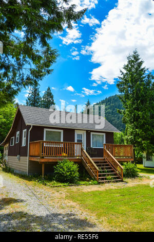 Freistehendes Haus mit großer Terrasse auf Land in British Columbia, Kanada Stockfoto