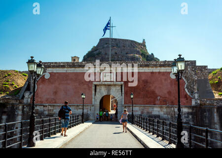 Korfu, Griechenland - 25. August 2018: Fortezza Vecchia (Alte Festung, Korfu) Eingang mit Touristen auf der Brücke. Stockfoto