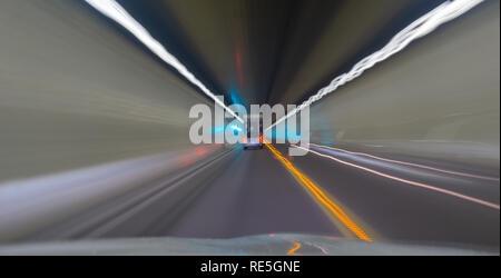 Transport abstrakten Scheinwerfer durch dunkle Tunnel bewegen Stockfoto