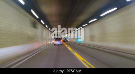 Transport abstrakten Scheinwerfer durch dunkle Tunnel bewegen Stockfoto