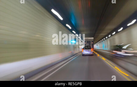 Transport abstrakten Scheinwerfer durch dunkle Tunnel bewegen Stockfoto