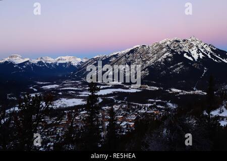 Sonnenaufgang Blick aus dem Tunnel Mountain, Banff National Park, Alberta, Kanada, Rocky Mountains, kanadische Rockies, winter Stockfoto