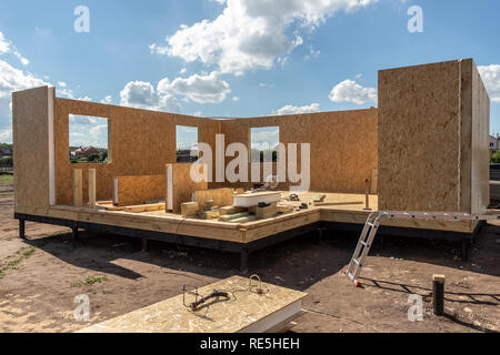 Bau eines Holzhauses von SIP-panels. Stockfoto