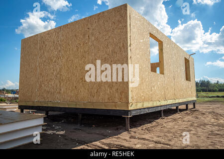 Bau eines Holzhauses von SIP-panels. Stockfoto