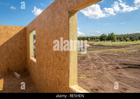 Bau eines Holzhauses von SIP-panels. Stockfoto