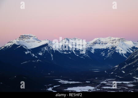 Sonnenaufgang Blick aus dem Tunnel Mountain, Banff National Park, Alberta, Kanada, Rocky Mountains, kanadische Rockies, winter Stockfoto