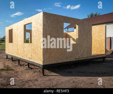 Bau eines Holzhauses von SIP-panels. Stockfoto