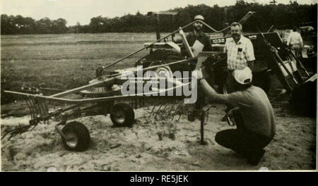 . Preiselbeeren;: die nationalen cranberry Magazin. Preiselbeeren. "Ich^ epfmmti. Die Fotos oben und auf der nächsten Seite wurden von Carolyn und Kirby Gilmore am 198 " Jahrestagung der Cape Cod Cranberry Growers Association. Auf der Sitzung im August 1987 wird der Verein sein 100-jähriges Bestehen feiern. 26. Bitte beachten Sie, dass diese Bilder sind von der gescannten Seite Bilder, die digital für die Lesbarkeit verbessert haben mögen - Färbung und Aussehen dieser Abbildungen können nicht perfekt dem Original ähneln. extrahiert. Portland, CT [etc. ]: Taylor Pub. Co [etc. ] Stockfoto