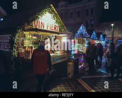 Brasov, Rumänien - Dezember 2, 2018: Touristen kommen an den Weihnachtsmarkt in der Rat Platz und besuchen Sie die eingerichtete steht traditionelle souven zu kaufen Stockfoto