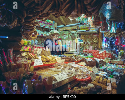 Brasov, Rumänien - Dezember 2, 2018: Ältere Verkäuferin verkauft alle Arten von traditionellen Brezeln, Kekse und Süßigkeiten in ihrem Stall während der Ch angezeigt Stockfoto
