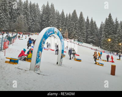 Poiana Brasov, Rumänien - Dezember 26, 2018: Menschenmassen nach Poiana Brasov Resort kommen während der Winterferien, Ski, Schlitten oder Snowboard genießen Stockfoto