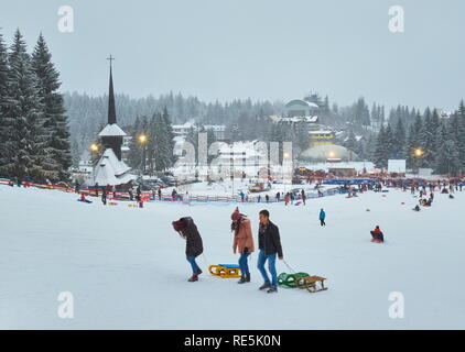 Poiana Brasov, Rumänien - Dezember 26, 2018: Menschenmassen nach Poiana Brasov Resort kommen während der Winterferien, Ski, Schlitten oder Snowboard genießen Stockfoto