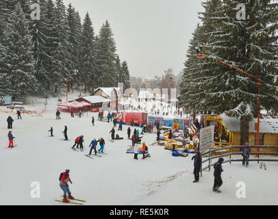 Poiana Brasov, Rumänien - Dezember 26, 2018: Menschenmassen nach Poiana Brasov Resort kommen während der Winterferien, Ski, Schlitten oder Snowboard genießen Stockfoto