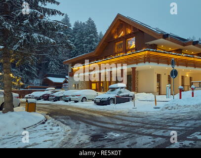 Poiana Brasov, Rumänien - Dezember 26, 2018: Snowy luxuriöse Pension mit Weihnachtsschmuck in den Abend in Poiana Brasov beleuchtet, der Mos Stockfoto