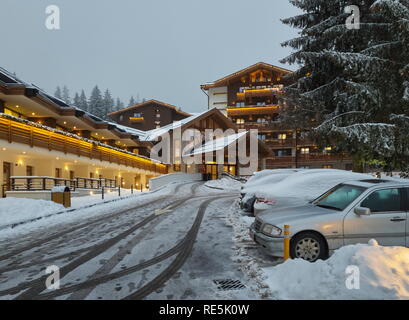 Poiana Brasov, Rumänien - Dezember 26, 2018: Snowy luxuriöse Pension mit Weihnachtsschmuck in den Abend in Poiana Brasov beleuchtet, der Mos Stockfoto