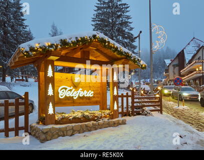 Poiana Brasov, Rumänien - Dezember 26, 2018: Szene Winter auf der langen verschneiten Straßen am Abend während der Weihnachtsferien in Poiana Brasov, die Stockfoto