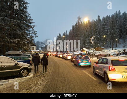 Poiana Brasov, Rumänien - Dezember 26, 2018: Stau auf den verschneiten Straßen am Abend während der Winterferien in Poiana Brasov, die Bevölkerung Stockfoto