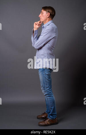 Volle Länge Profil ansehen Schoß der Reifen gutaussehenden Italiener denken Stockfoto