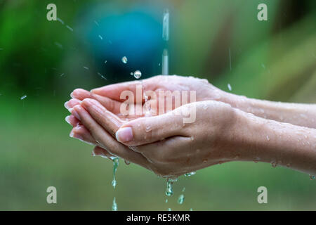 In der Nähe von nassen weibliche Hände im Regen Stockfoto