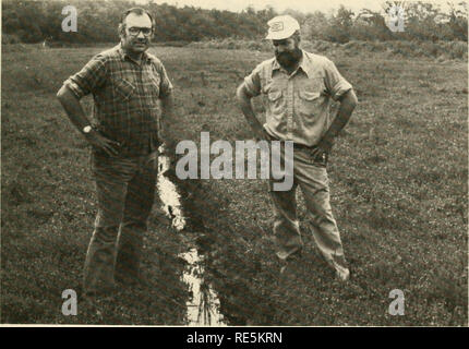 . Preiselbeeren;: die nationalen cranberry Magazin. Preiselbeeren. FRED MAHN, Links, und Jack Traino konsolidierte 10 Gräben in einem, um die wasserwirtschaft am Sweetwater Bog zu verbessern. (CRANBERRIES Foto von Elizabeth G. Carpenter) glauben, dass langfristige Leasing ist eine gute Idee. In diesem Fall, Leasing Ihnen gegeben hat zusätzlichen Anreiz "Best Management Practices", berücksichtigen Sie mögliche Installation von Sprinklern Bewässerung und Projekt die Sanierung von zwei weiteren Double Trouble Moore, Gowdy und Oberen Hooper. Bereich Naturforscher willkommen ihre Anstrengungen, weil einheimische Orchideen sind Stockfoto