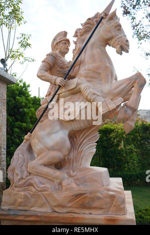 Die Statue von Cona Schokolade Schloss. Die herrliche Statue ist das Symbol des Schlosses. Stockfoto