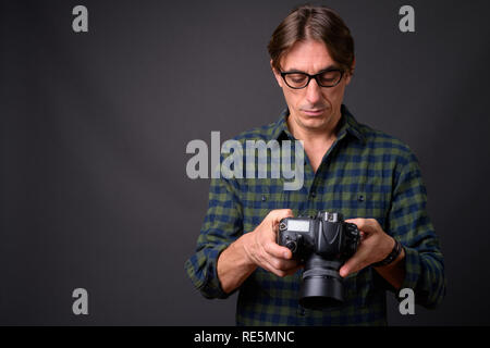 Reifen gutaussehenden Italiener Fotograf mit DSLR-Kamera Stockfoto