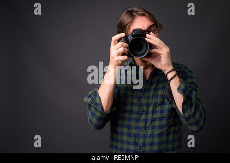 Reifen gutaussehenden Italiener Fotograf mit DSLR-Kamera Stockfoto