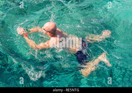 Mann mit Schnorchel Maske Tuba und Schnorcheln im Meer. Schnorcheln, Schwimmen, Urlaub. Touristen sind in Schnorcheln im offenen Meer. Urlaub im Meer Stockfoto
