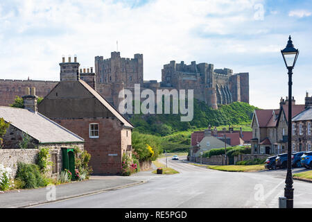 Bamburgh Castle aus der Front Street, Bamburgh, Northumberland, England, Vereinigtes Königreich Stockfoto