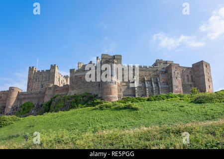 Die südwestliche Gesicht von Bamburgh Castle, Bamburgh, Northumberland, England, Vereinigtes Königreich Stockfoto