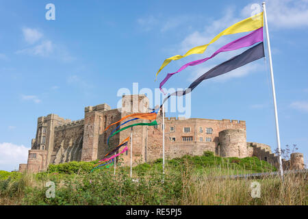 Die südwestliche Gesicht von Bamburgh Castle, Bamburgh, Northumberland, England, Vereinigtes Königreich Stockfoto