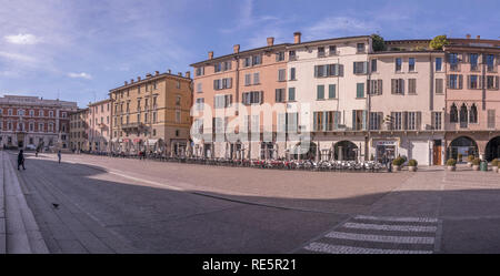 BRESCIA, ITALIEN - Januar 30: helle Winter Sonne hellt alten Fassaden auf Münster Platz der historischen Stadt, in hellen winter Licht schoss auf Jan 10, 201 Stockfoto